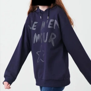 Söt Hoddie  - Söt ”je men amour”hoddie med glitter detaljer på texten,den är blå/lila.Ny skick, kan hända att den har en enstaka fläck, den saknar en silver detalj på snöret💕skriv dm för mer info 