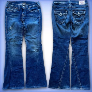 True Religion jeans - Ett par jätte fina lågmidjade, bootcut True religion jeans i ett fint skick! Hör av dig ifall du har frågor!