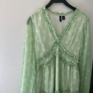 Grön klänning - Säljer denna supersöta klänning från Vero Moda! Klänningen är i storlek XS, men jag anser att den passar lika bra som en S🥰