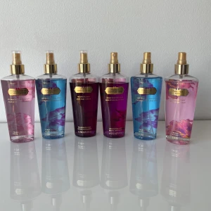 Parfymer Victoria Secret - 6 parfymer av märket Victoria Secret säljes. Inte mycket är använt, se bild. Alla för 200kr.