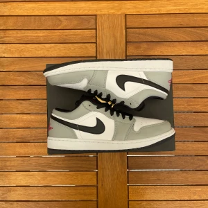 Jordan 1 Low - Smoke Grey - 🏅 Riktigt versitila Jordan 1:s, passar perfekt med många outfits 🧵 42.5 (M)  🎨 White/Grey/Black  🗄️ Skorna har användts men är i nyskick (9.5/10) och äkthetsbevis finns  såklart 💯