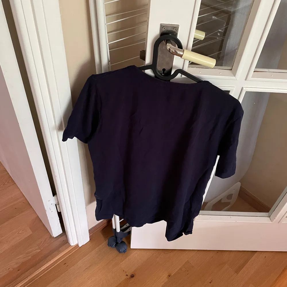 T shirt av märket ”Polo Ralph Lauren” säljes, i samband med för liten storlek. Sparsamt använd i skick, så gott som ny. Storlek M (Medium)  Pris: 120kr. T-shirts.