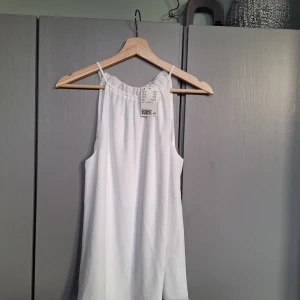 Nytt vitt sommarlinne, vitt linne med knytdetalj strl S  - Nytt vitt sommarlinne, vitt linne med knytdetalj strl S. Prislapp kvar. Missa inte mina andra annonser 🥰