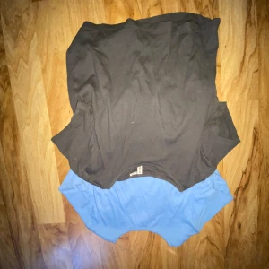 Tröj set  - 2 korta tröjor från HM. Den gråa är en storlek större men skulle säga att båda sitter likadant. Bara använd enstaka gånger sen dem köptes. Nyprus 250kr styck.  Pris kan diskuteras. 