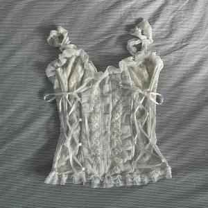 Vit mesh korsett - Glittrig korsett med paljetter, pärlor, mesh, sidenband i snörning, tyll, blommor och spets. Allt man kan behöva i en fest topp och mer! Skriv gärna till mig om du undrar något eller vill se fler bilder!<3