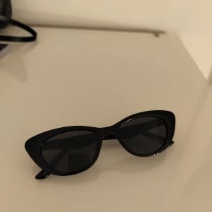 Solglasögon - Ssäljer dessa solglasögon från Gina Tricot, aldrig använda.