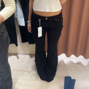 low waist bootcut jeans - Lågmidjade jeans från gina som inte kommer till användning, använda men bra skick! ☺️💕