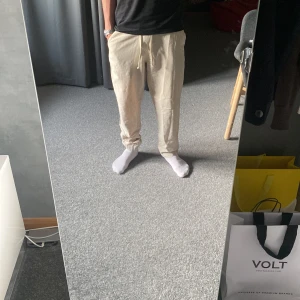 Linnebyxor  - Ett par Zara linnebyxor, ny pris 600 10/10 skick. Perfekt nu under sommarlovet, Bara att skriva om man har frågor!