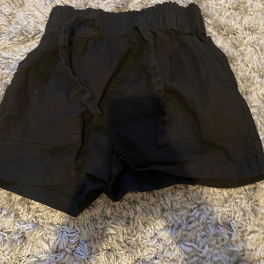 Svarta shorts✌🏻 Fina och sköna😘 Storlek 134/140🫶🏼 Säljer för att dom är för små❤️ Skriv fler mer information👍🏻😉. Shorts.