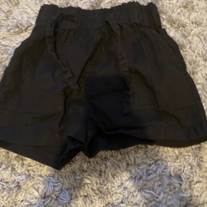 Shorts - Svarta shorts✌🏻 Fina och sköna😘 Storlek 134/140🫶🏼 Säljer för att dom är för små❤️ Skriv fler mer information👍🏻😉