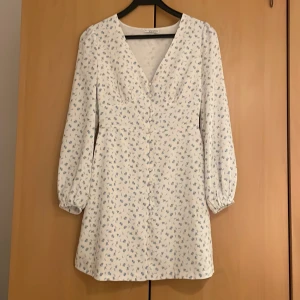 Nelly klänning - Säljer min fina klänning från Nelly pågrund av att den blivit för liten på mig. Bra skick 