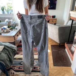 Säljer dessa jeans för 200 i storlek 38. Säljer för dom inte är min stil längre. Original priset är 500 kr 