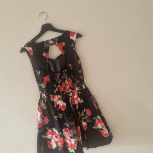 Klängning - Klänningen är ganska korr. Den är oanvänd