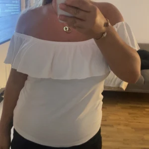 Topp - En jätte fin off shoulder topp som aldirg är använd från Cubus!