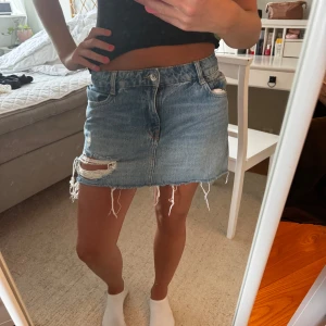 Jeanskjol - Jättefin jeanskjol från zara! 🩷sitter perfekt och har ett snyggt hål på låret
