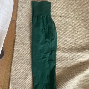 Gröna leggings från NVGTN - Ett par gröna leggings från NVGTN med hög midja. Leggingsen är tillverkade i ett stretchigt material som ger en tight passform.