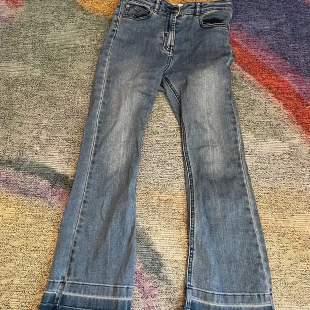 Använd bara några gånger. Jätte fina, storlek 134cm. . Jeans & Byxor.