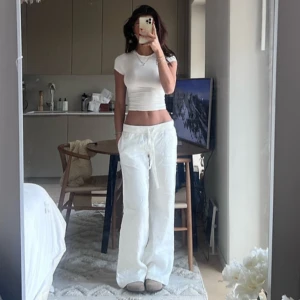 Alobha lågmidjade linnebyxor - Säljer mina lågmidjade linnebyxor från Alobha i stl XS! Uppsydda till någon som är ca 160! Slutsålda💞 använda och lite slitna i botten men annars i fint skick!