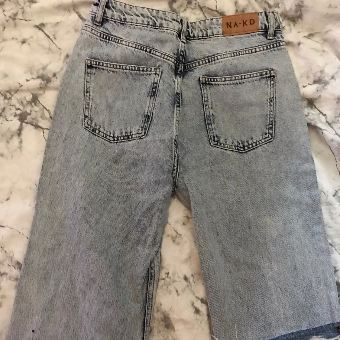 Ljusblå jeansshorts från NA-KD