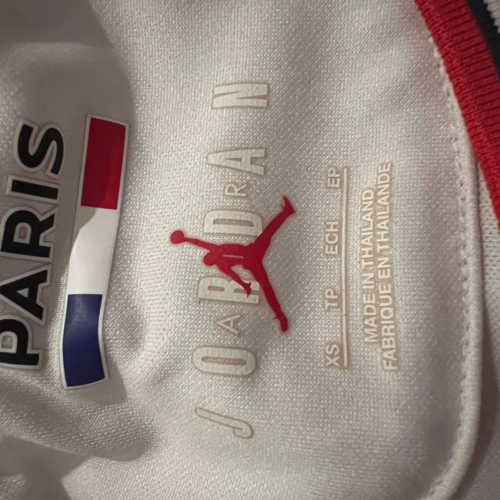 En snygg psg borta matchtröja från 2021 - 2022 med samarbete med Jordan! Köpte från unisporte och har nummer 30 med Messi på ryggen!. T-paidat.