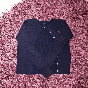 Ralph Lauren - Hej säljer min kofta från Ralph Lauren då jag växt ur den, den passar även m/s i storleken. Priset går att diskuteras! 