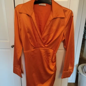 Klänning från Raglady. - Använd 1 gång. Klänningen är ifrån Raglady och i bra skick.