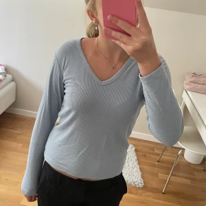 Blå v-ringad tröja - Jättefin blå v-ringad långärmad tröja från Lager 157. Normal storleken. Säljer den för att den inte har kommit till användning den senaste tiden💗