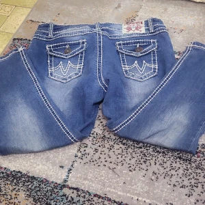 Y2k jeans - Y2k jeans, dom är skinny och don passar inte mig exkat men jag tänkte sy dem så dom bilder flared jeans 😇❤️