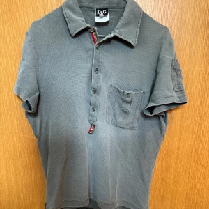 Dolce gabbana piké - Sjukt cool piké från dolce gabbana. Gammal kollektion men i fint skick. Storlek medium men funkar nog även small, skriv privat för frågor