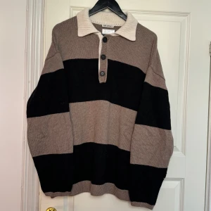 Our Legacy Oversized Polo Sweater - En oversized Polotröja från Our Legacy med en boxig passformstickad i bomullsmix.   Storlek 48  Sparsamt använd, enda skadan på tröjan är på sista bilden. Väldigt enkelt att laga om man kan sy. Men pga detta säljer jag den för 900kr, ny pris ~ 4000kr