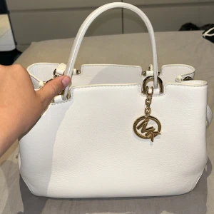 Michael kors väska ÄKTA!! - En vit ÄKTA MICHALR KORS väska aldrig använd prislapp kvar 