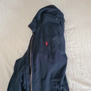 Ralph Lauren jacka! - Säljer Ralph Lauren jacka! Vet inte om den är för tjejer eller killar men passar nog för vem som! Vet inte om den är använd mycket eller inte men den har inga synliga skador på sig. Den är normal i storleken!