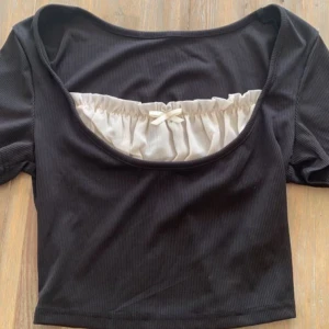 Brandy Melville t shirt - Söt tröja säljer i både svart och blå