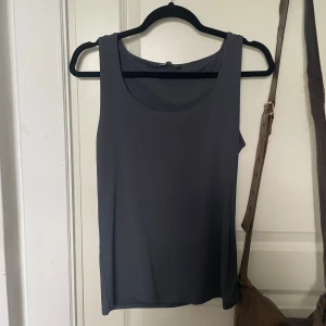 Marinblått zara linne - Jättefint linne från zara som är riktigt smickrande på och har en ganska djup urringning med dubbeltyg vid bysten så att man inte behöver ha bh. Väldigt skön och stretchig. Perfekt nu till sommarn<3