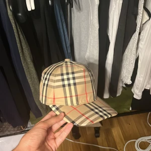 Burberry keps - Burberry keps i nyskick som används endast cirka 2-3 gånger, säljer kepsen då den är för stor!
