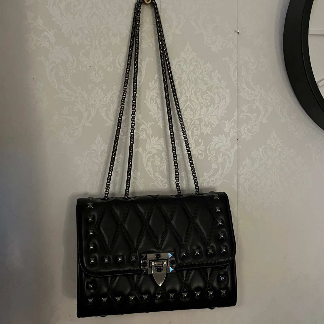 Axelväska med nitar - 1