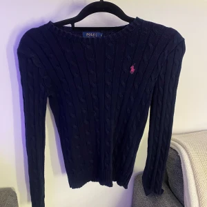 Ralph lauren tröja  - En mörk blå Ralph lauren tröja i storlek XS, tröjan är i bra skick.