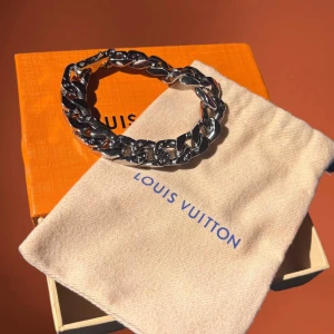 Louis Vuitton Armband - Säljer mitt louis vuitton armband som jag köpte på grailed, kvitton finns! ✅ Skicket är bra, den är möjligtvis lite repig här och där. Har du några mer frågor, skriv! nypris ca 8000kr