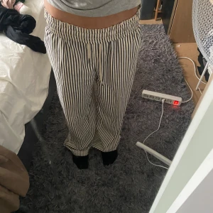 Randiga linnebyxor  - Aldrig använd