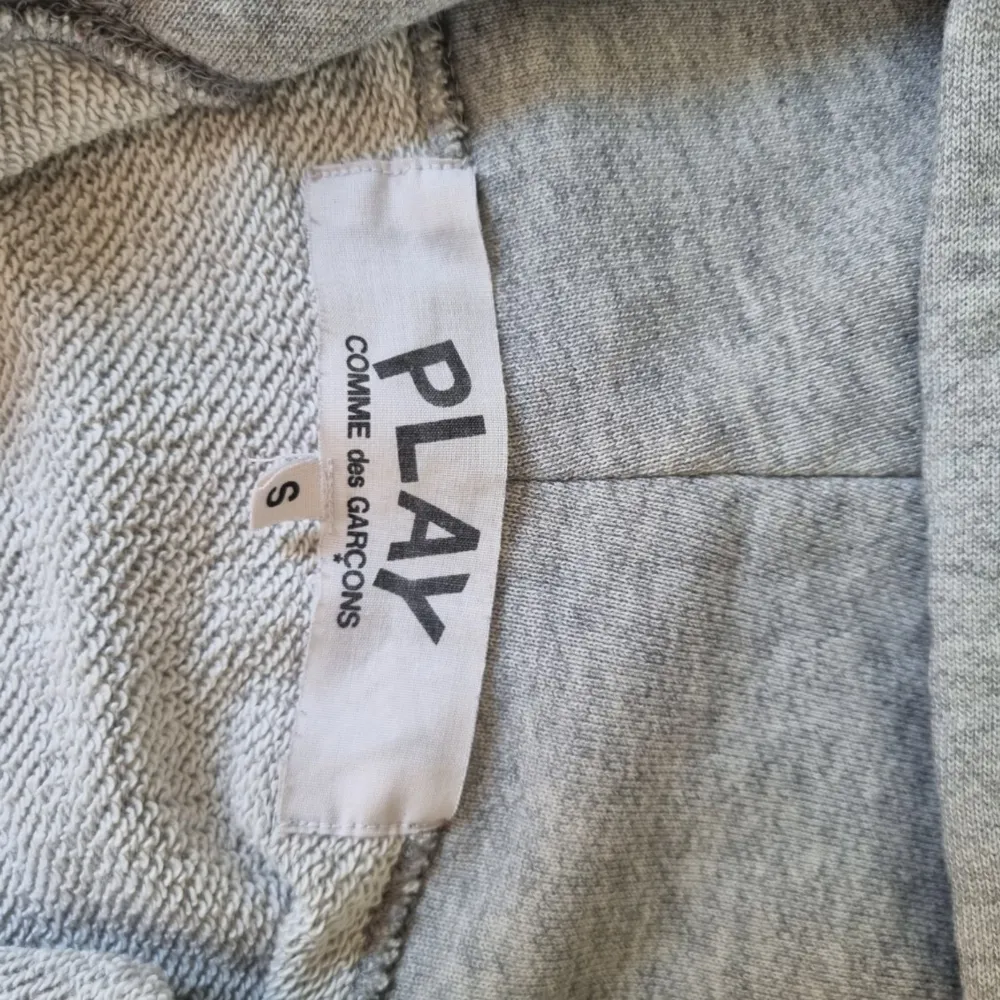 Tjena, jag säljer en Play comme des garcons zip hoodie i strl S. Den är i fint skick utan hål och defekter. Jag köpte den för ungefär ett halvår sedan för 3000kr men nu har jag tröttnat på den och vill sälja. Skriv vid fler frågor eller vid intresse😀. Hoodies.