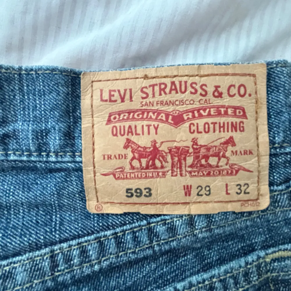 Säljer dessa snygga levi’s bootcut low waist Jeans i storlek W29 L32. Jeansen är i väldigt vara skick och säljs inte längre då det är vintage . Jeans & Byxor.