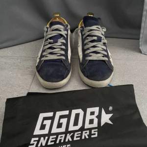 Säljer nu mina sjukt feta golden goose superstar skor i storlek 42, skick 9/10, ny pris 7000kr mitt pris 2450kr, bara att skriva vid funderingar eller mer bilder ✌🏼😁