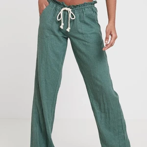 Roxy linnebyxor - Intressekonflikt på mina gröna Lågmidjade Roxy linnebyxor!! Sparsamt använda 🍒