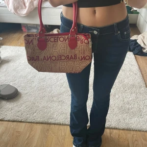 Cool röd väska  - Skitsnygg väska köppt secondhand som tyvärr inte kommer till användning 💕💕🥰