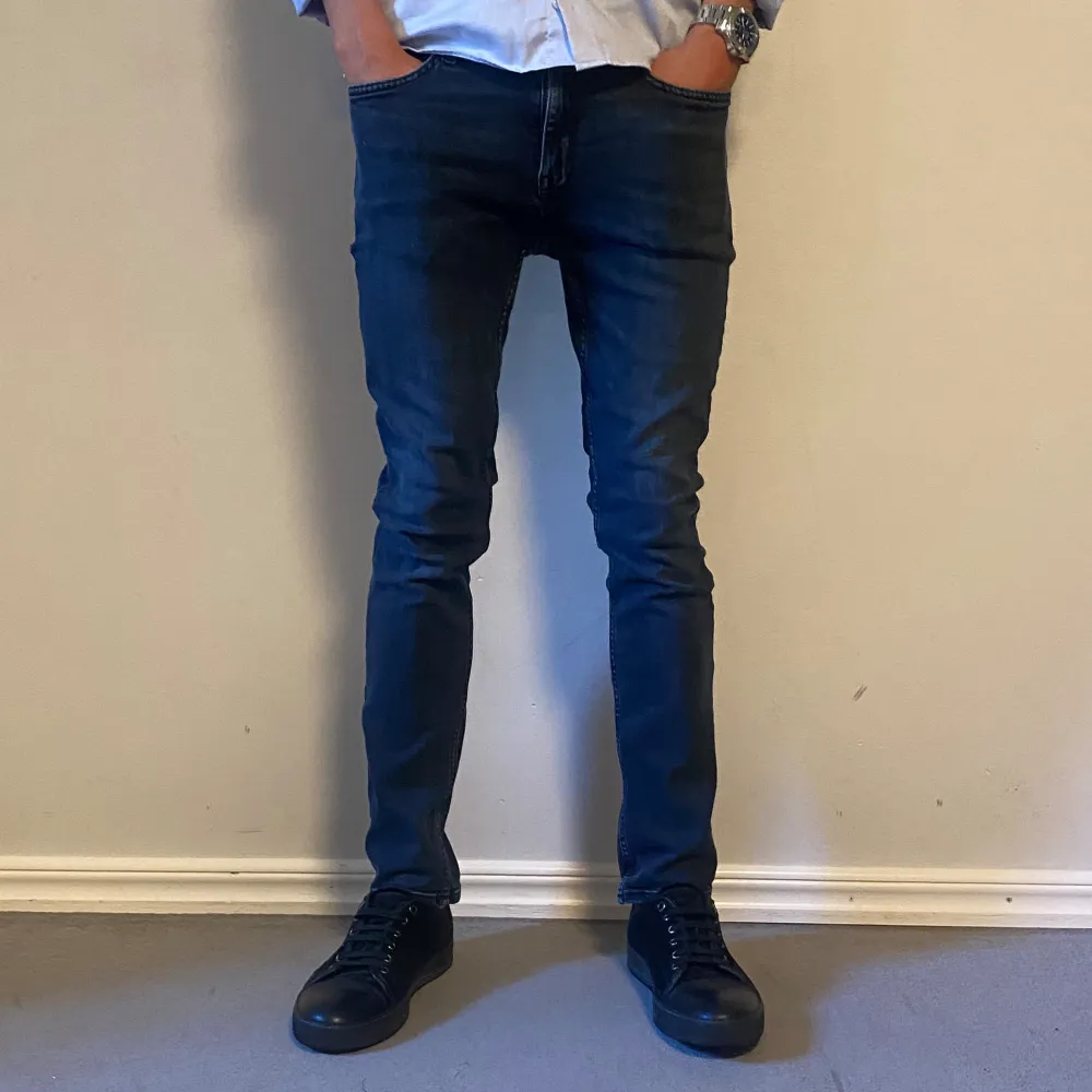 Hej! Vi säljer nu dessa Calvin Klein jeans. Jeansen är i toppskick 10/10. Modellen är 185 och väger 70kg. Hör av dig vid frågor! . Jeans & Byxor.