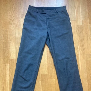 Kostymbyxor - Tidlösa gråsvarta kostymbyxor från Tiger. Oerhört bekväma och passar till allt och alltid. Vintage!!