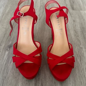 Röda klackskor  - Röda klackskor från Spanien. Bra skick. Storlek 38