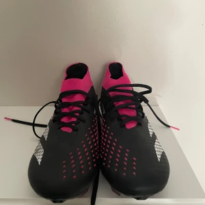 Adidas Predator accuracy.3  - Strl 44,5. Perfekt skick, använda en endaste gång. Köpta för 1299kr. Hör gärna av dig vid fundering.