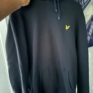Lyle scott - Hoodie i storlek m men passar s i okej skick