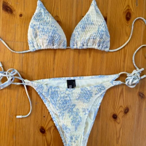 Triangl bikini - Så fin bikini från triangl. Köpt förra sommaren, knappt använd då jag haft en liknande.  Storlek M men små i storlek så passar mig som har S-XS  